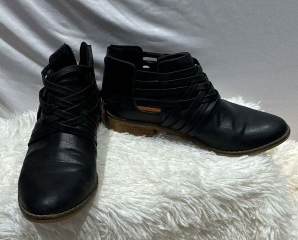 Rocket Dog Ankle Boot Size 7 Black Criss Cross Straps Zipper